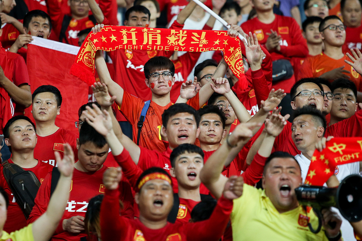 中超传统强队再现辉煌，球迷热情高涨