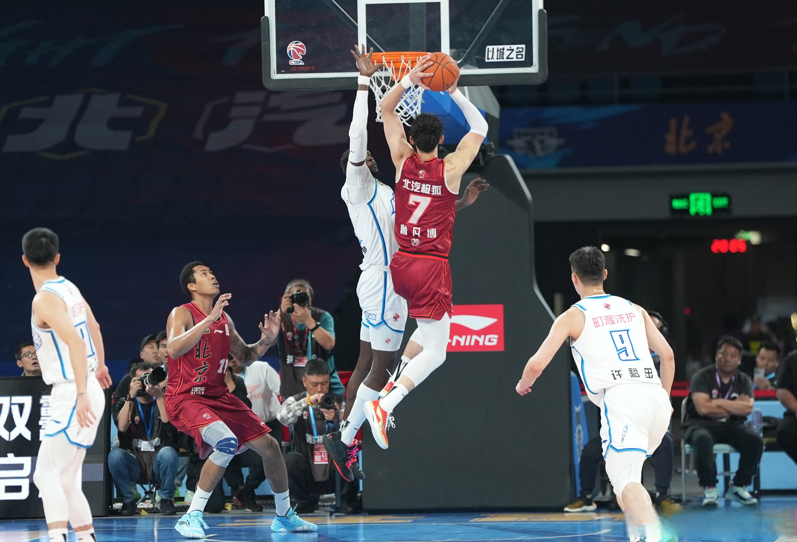 开云APP-北京队遭遇惨败，上海队主场逆转获胜