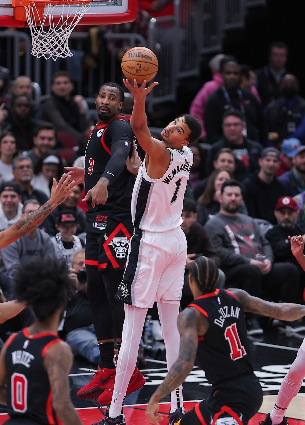 天津队轻取上海队，德罗赞惊艳四座